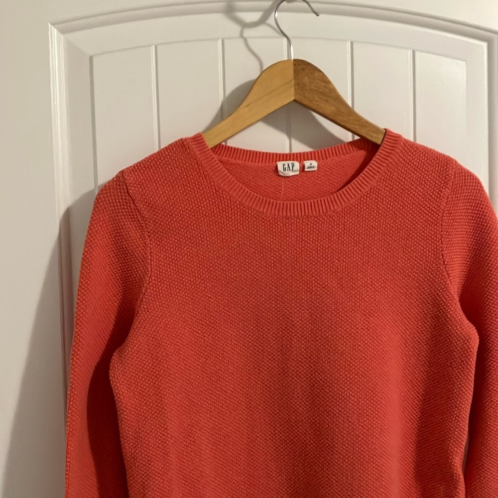 Gap 100% Cotton Long Sleeve Sweater Size Medium. Extremely Complimentary Color.